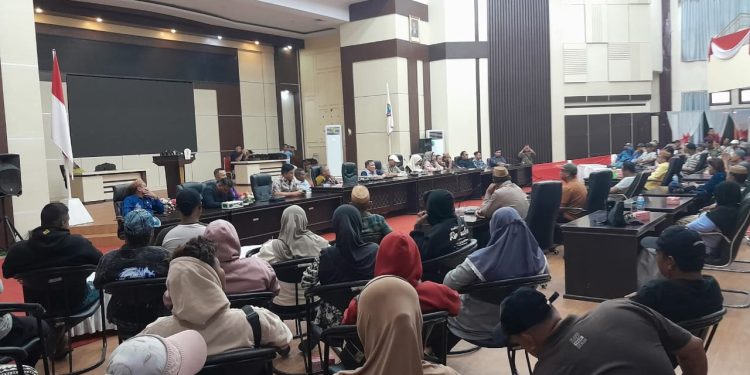 Panas! Rapat DPRD Pohuwato Soal Tambang Pani Gold Project Nyaris Ricuh, Warga Tuntut Aktivitas PGP Dihentikan