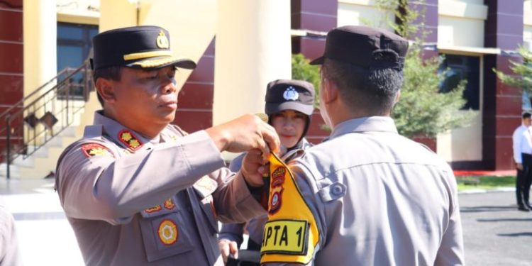 Kapolres Pohuwato Pimpin Pemasangan Ban Lengan Pamapta, Tanda Resmi Nomenklatur Baru di Polri
