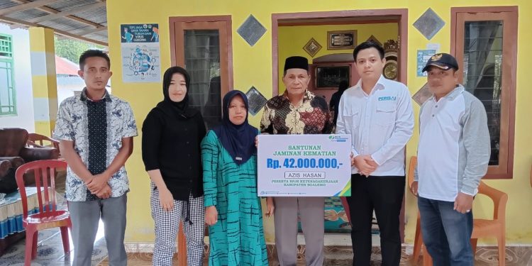 BPJS Ketenagakerjaan Serahkan Santunan Rp 42 Juta ke Ahli Waris di Boalemo