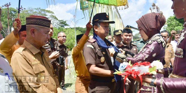 Kajati Gorontalo Riyono Disambut Prosesi Adat Mopotilolo di Pohuwato