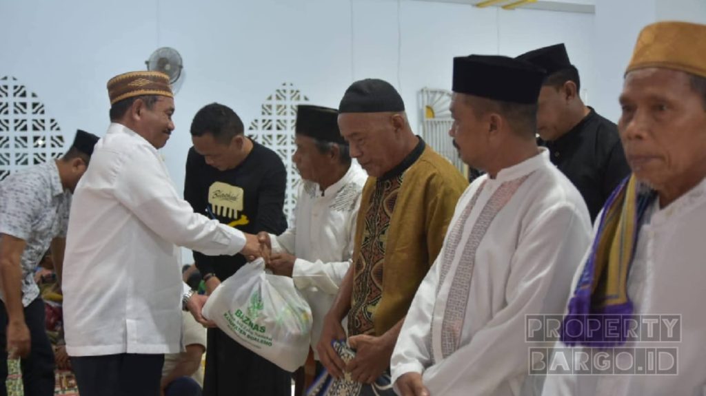 Bupati Rum Pagau Safari Ramadan ke Dulupi, Kaum Dhuafa Terima Paket Bantuan Baznas