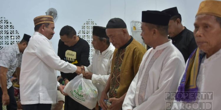 Bupati Rum Pagau Safari Ramadan ke Dulupi, Kaum Dhuafa Terima Paket Bantuan Baznas