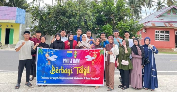 Mahasiswa Turun ke Jalan, Cipayung Plus Pohuwato dan YR Team Berbagi Takjil di Patilanggio