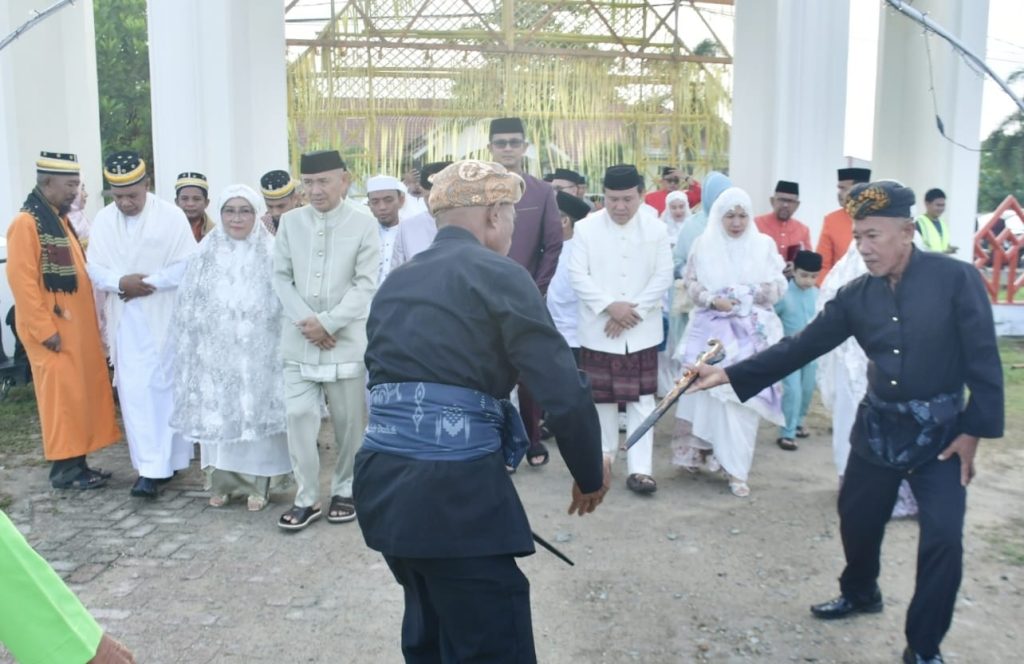 Bupati dan Wabup Pohuwato Salat Id di Masjid Agung Baiturrahim, Diawali Prosesi Adat Penuh Makna