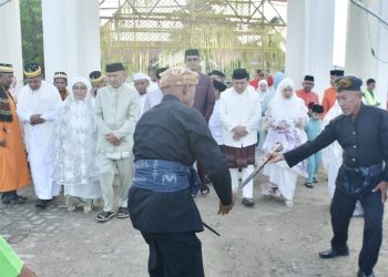 Bupati dan Wabup Pohuwato Salat Id di Masjid Agung Baiturrahim, Diawali Prosesi Adat Penuh Makna