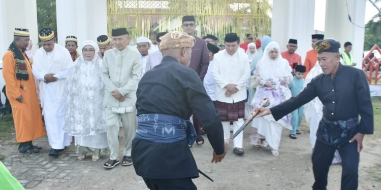 Bupati dan Wabup Pohuwato Salat Id di Masjid Agung Baiturrahim, Diawali Prosesi Adat Penuh Makna