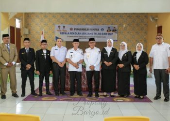 6 Kepala Sekolah di Pohuwato Resmi Dilantik, Wabup Iwan S Adam Tekankan Integritas dan Profesionalisme