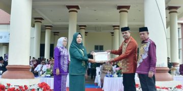 Enam Guru di Pohuwato Purna Tugas, Tangis Haru Iringi Penyerahan Penghargaan di Hardiknas 2026