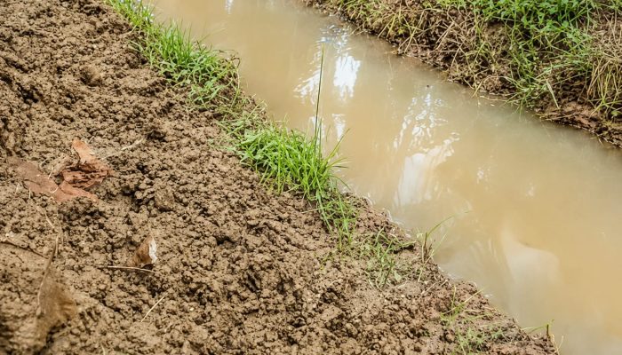 Atasi Sedimentasi, IR Team Normalisasi Irigasi di Molamahu, Aliran Air ke Sawah Kembali Lancar