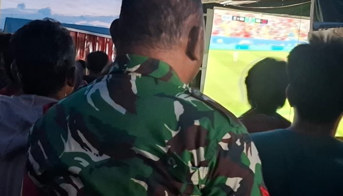 Babinsa Kodim 1313/Pohuwato Nobar Piala Dunia 2026 Bersama Warga, Pererat Silaturahmi dan Kebersamaan