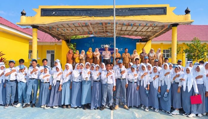 Kasat Lantas Polres Pohuwato Jadi Pembina Upacara di SMK 1 Duhiadaa, Siswa Diingatkan Tertib Berlalu Lintas