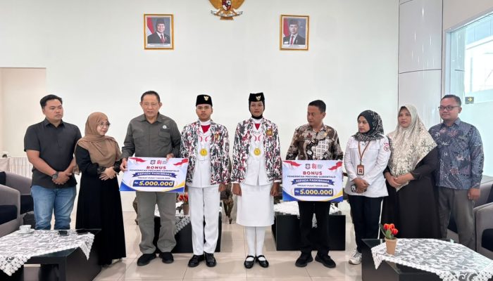 Gubernur Gusnar Ismail Sambut dan Beri Bonus Dua Paskibraka Gorontalo