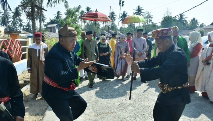 Moloopu Camat Baru Patilanggio, Yuslan Samadi Resmi Tempati Yiladia: “Tidak Meninggalkan Kotoran, Tapi Makanan”
