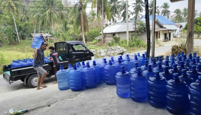 PT Gardatama Nusantara Salurkan 625 Galon Air Minum untuk Warga Desa Sandalan Pohuwato